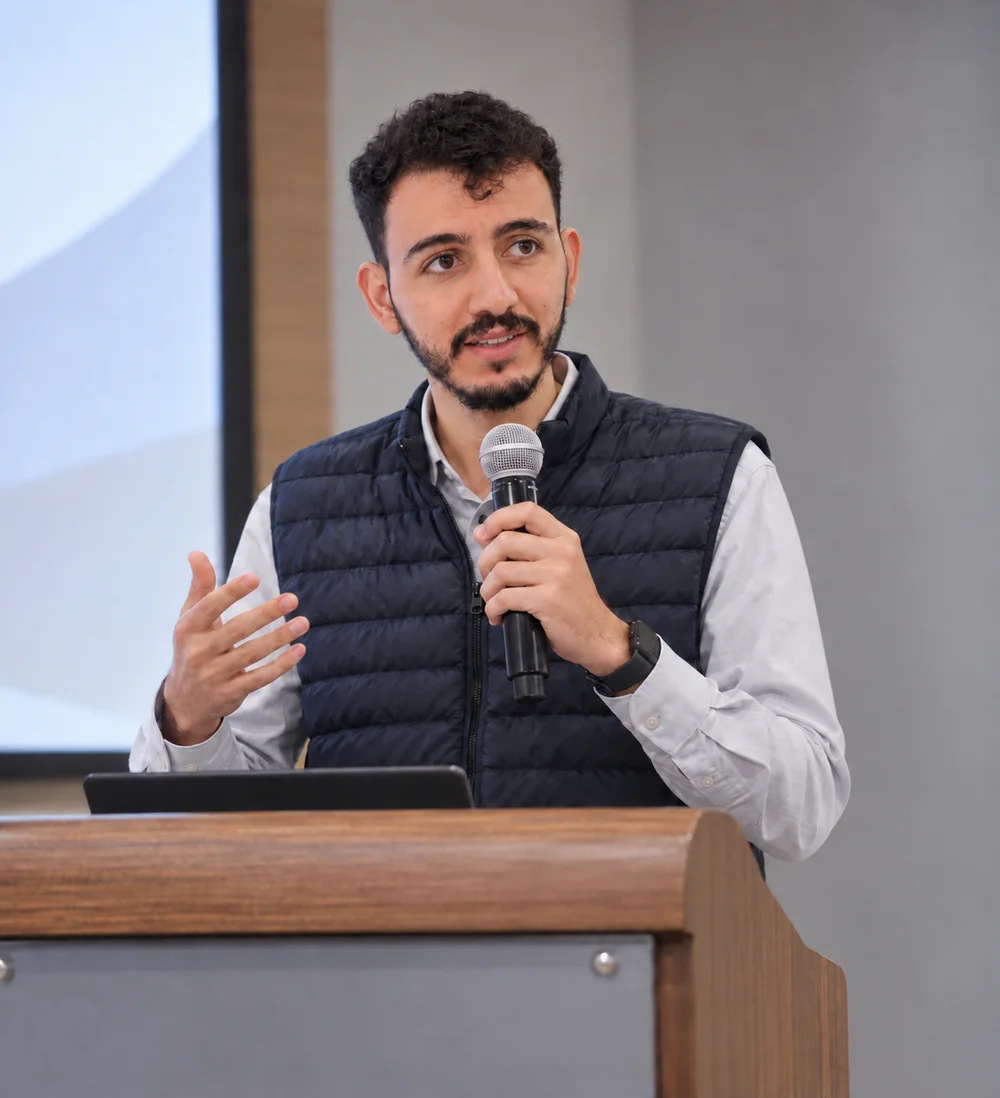 Badissy Ayman 在講台發言
